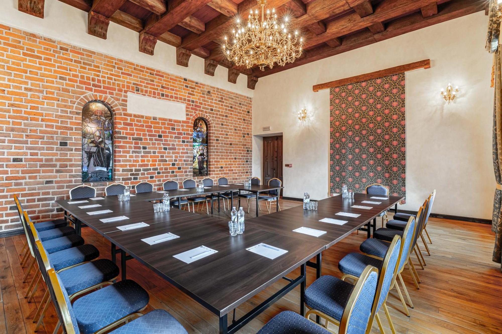 Zamek Uniejow Aparthotel Luaran gambar