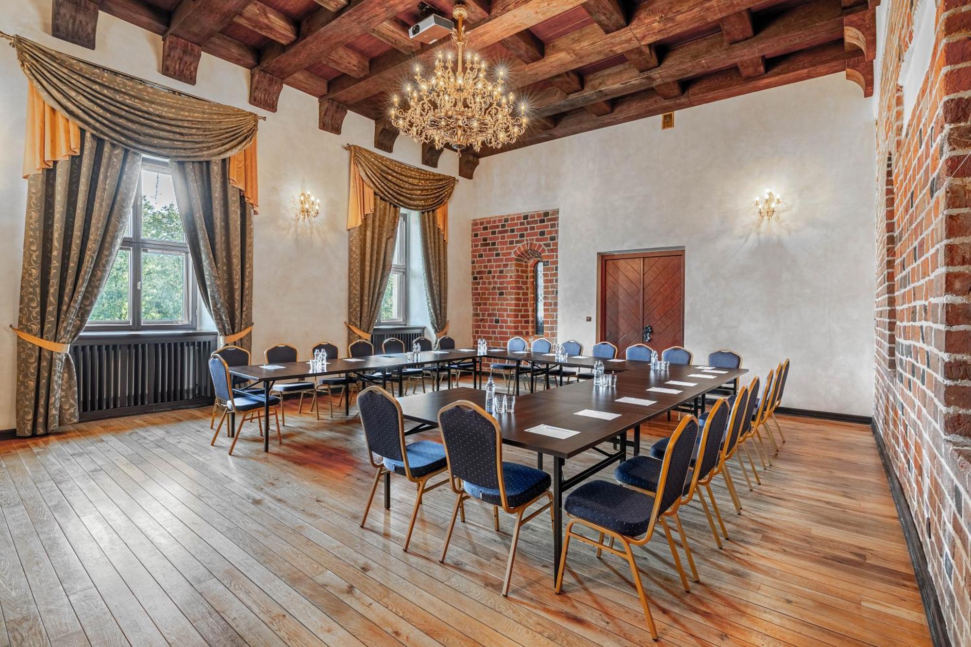 Zamek Uniejow Aparthotel Luaran gambar