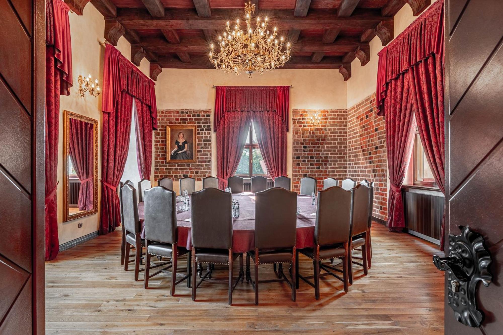 Zamek Uniejow Aparthotel Luaran gambar