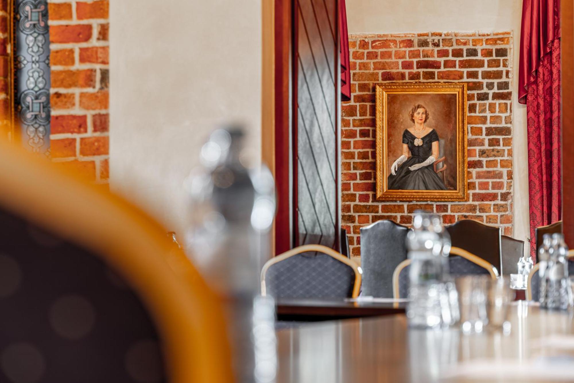 Zamek Uniejow Aparthotel Luaran gambar