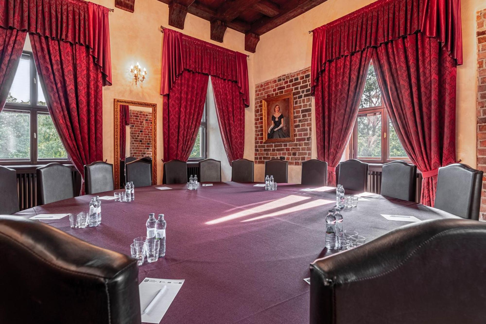 Zamek Uniejow Aparthotel Luaran gambar