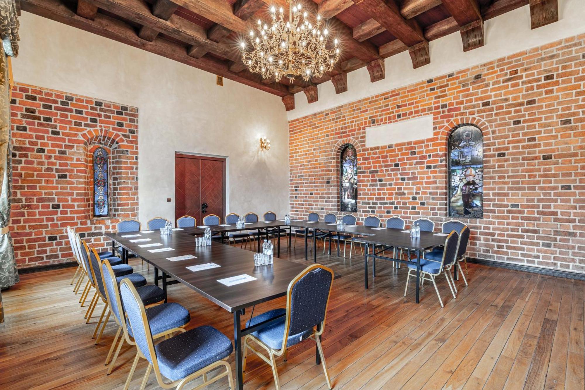 Zamek Uniejow Aparthotel Luaran gambar