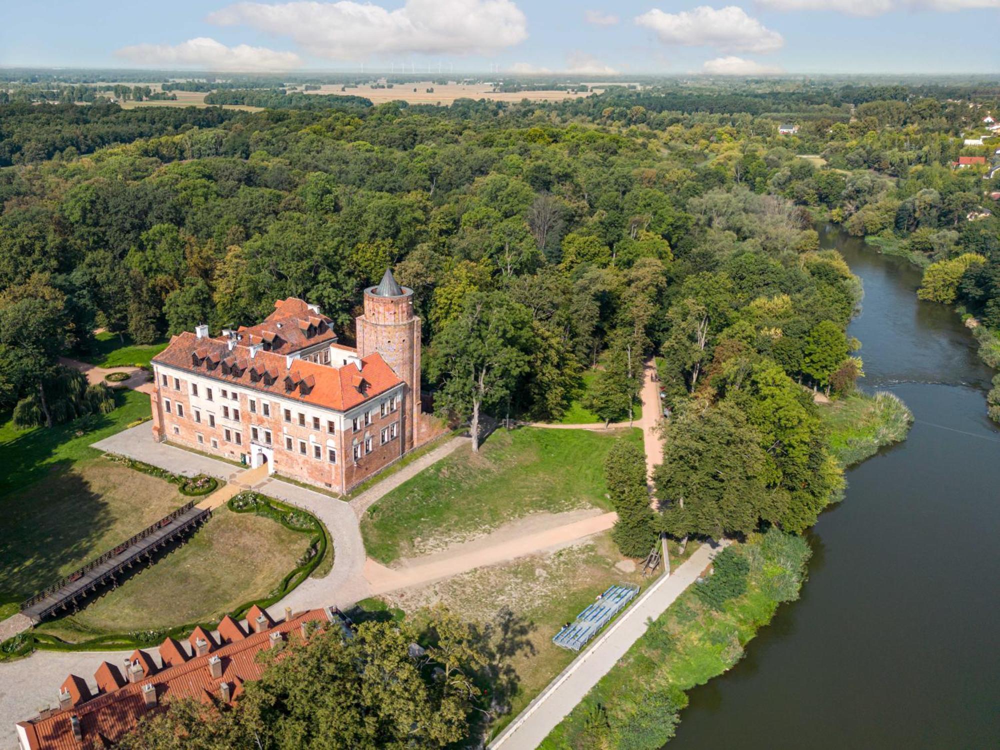 Zamek Uniejow Aparthotel Luaran gambar