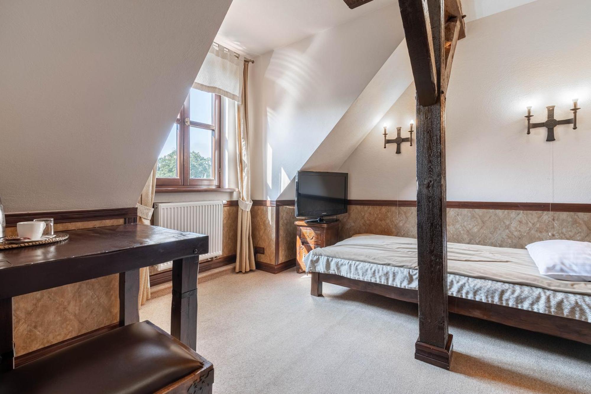 Zamek Uniejow Aparthotel Luaran gambar