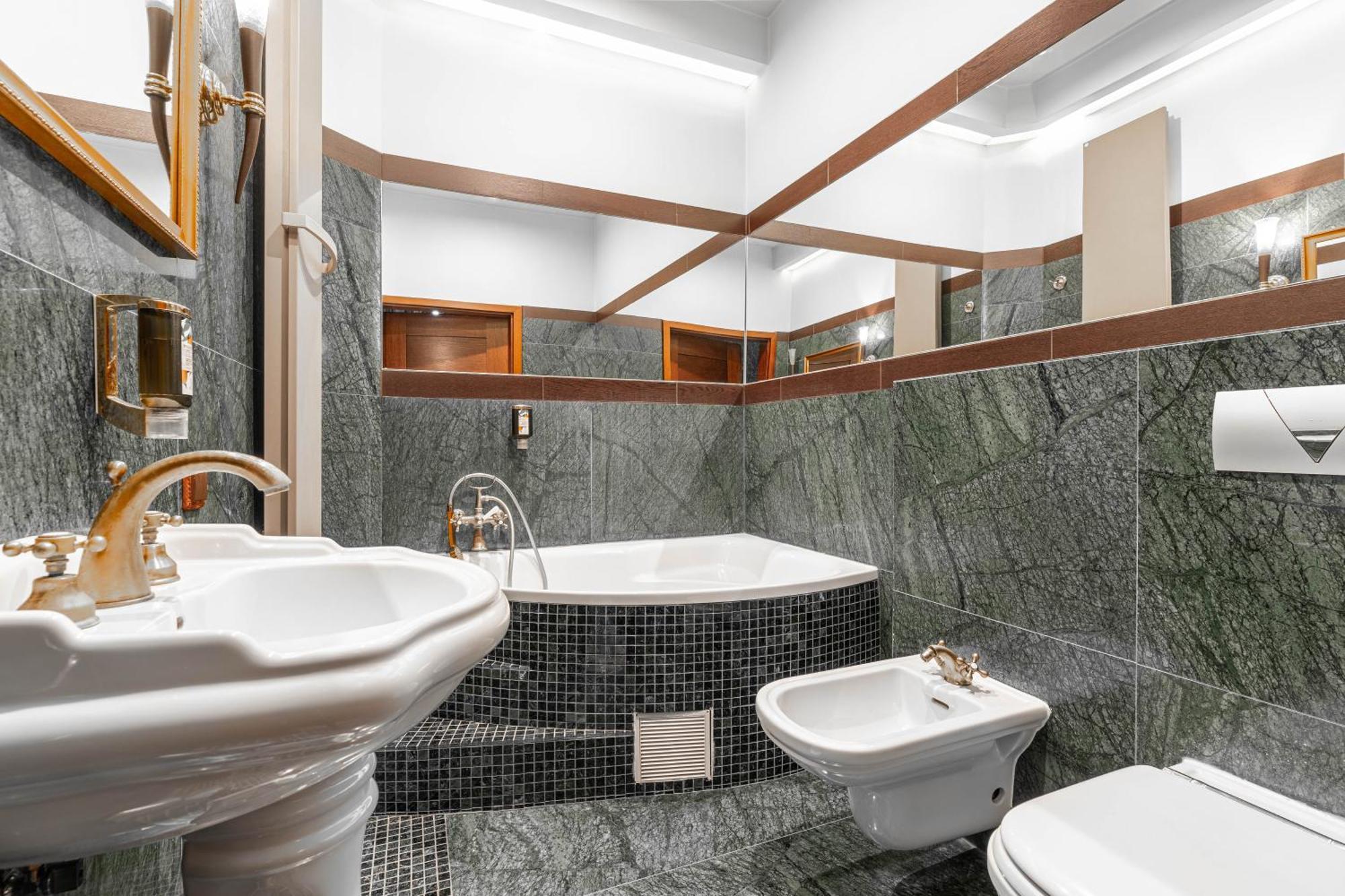 Zamek Uniejow Aparthotel Luaran gambar
