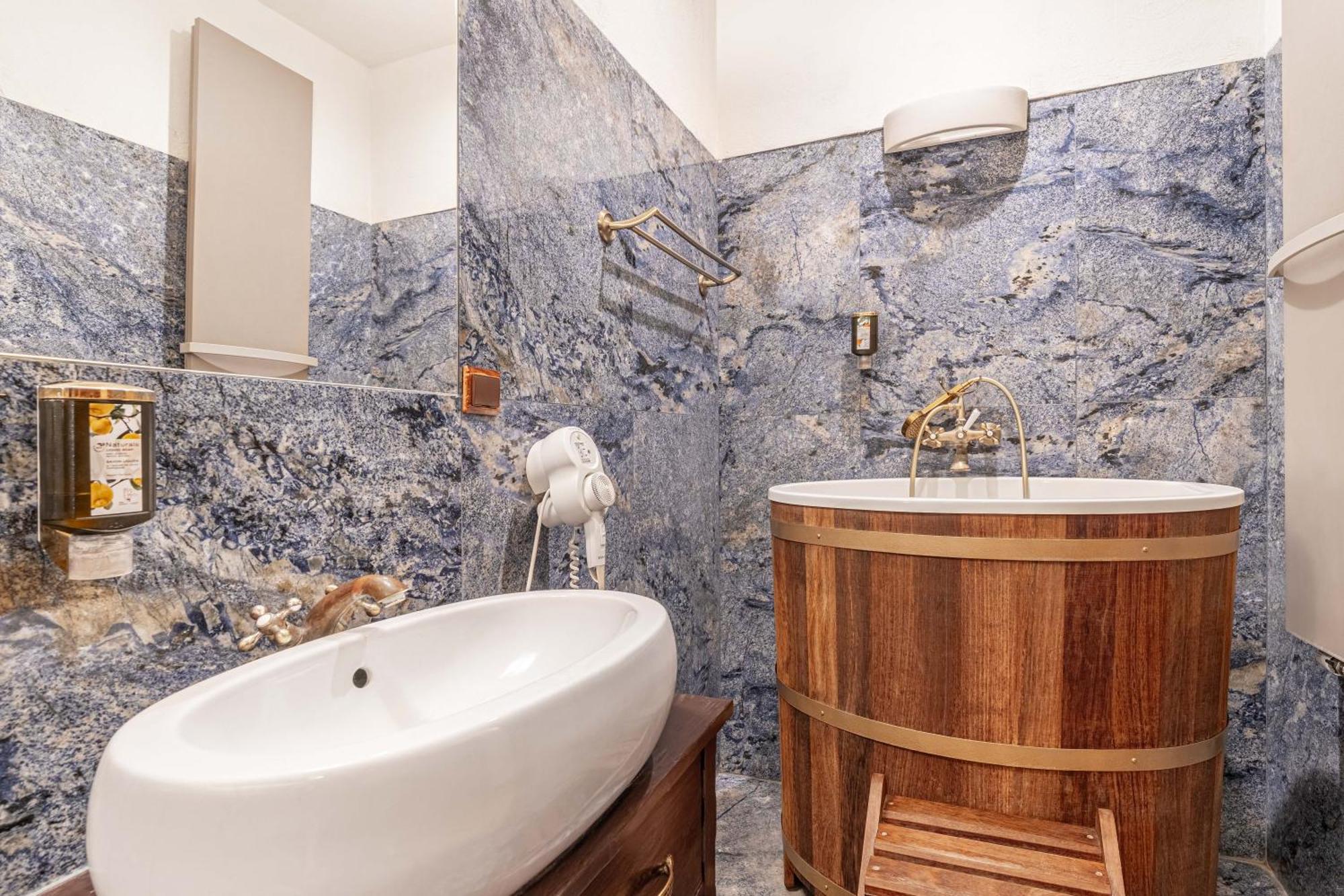 Zamek Uniejow Aparthotel Luaran gambar