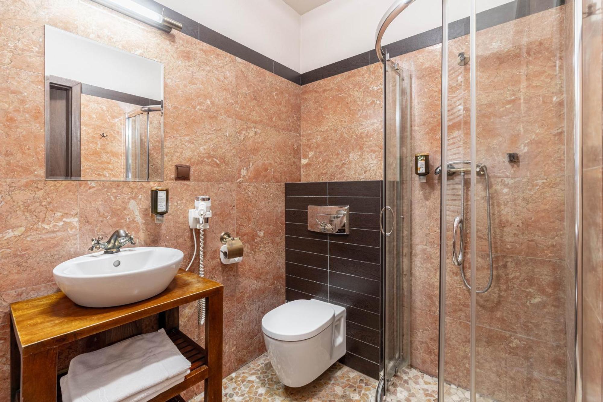 Zamek Uniejow Aparthotel Luaran gambar