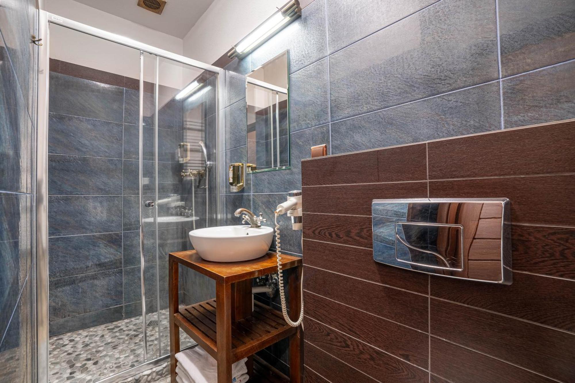 Zamek Uniejow Aparthotel Luaran gambar